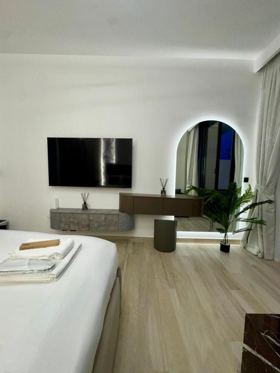 Bed, TV and multimedia, Living room, Photo of the whole room, Seating area, Bedroom