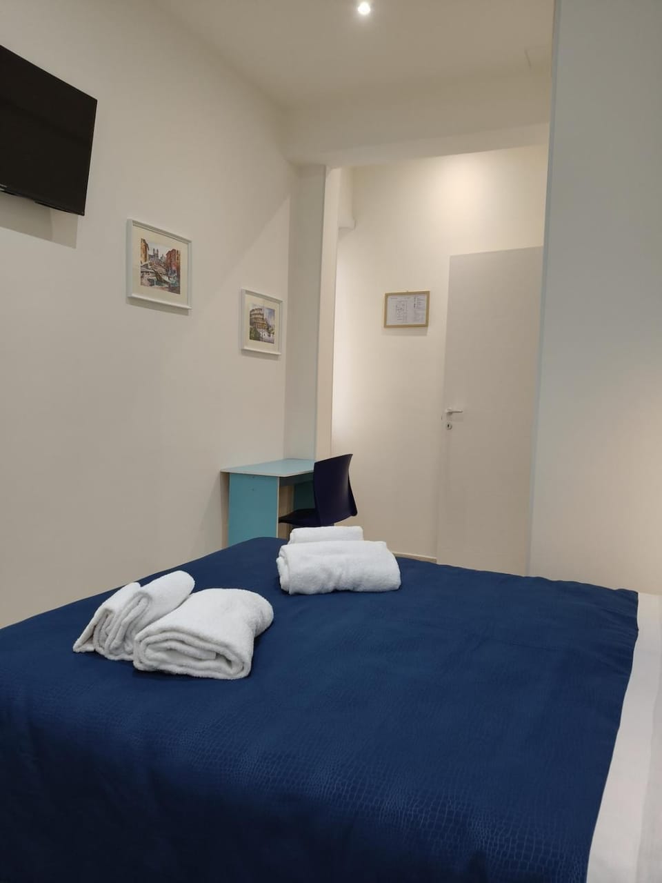 Bed, TV and multimedia, Photo of the whole room, Bedroom, towels