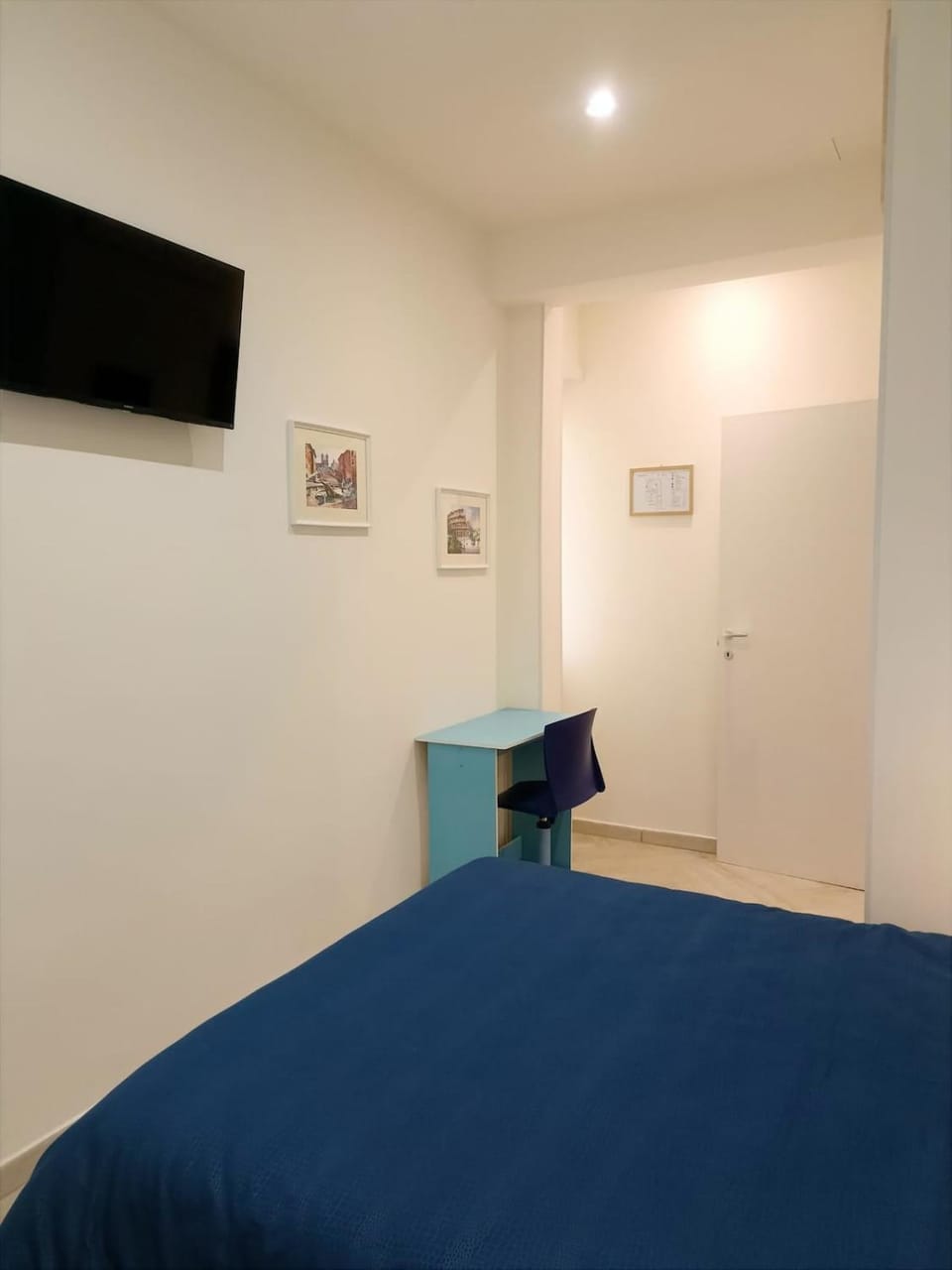 Bed, TV and multimedia, Photo of the whole room, Bedroom