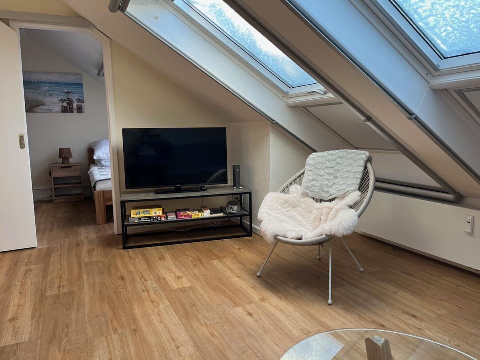 TV and multimedia, Living room, Seating area, Evening entertainment