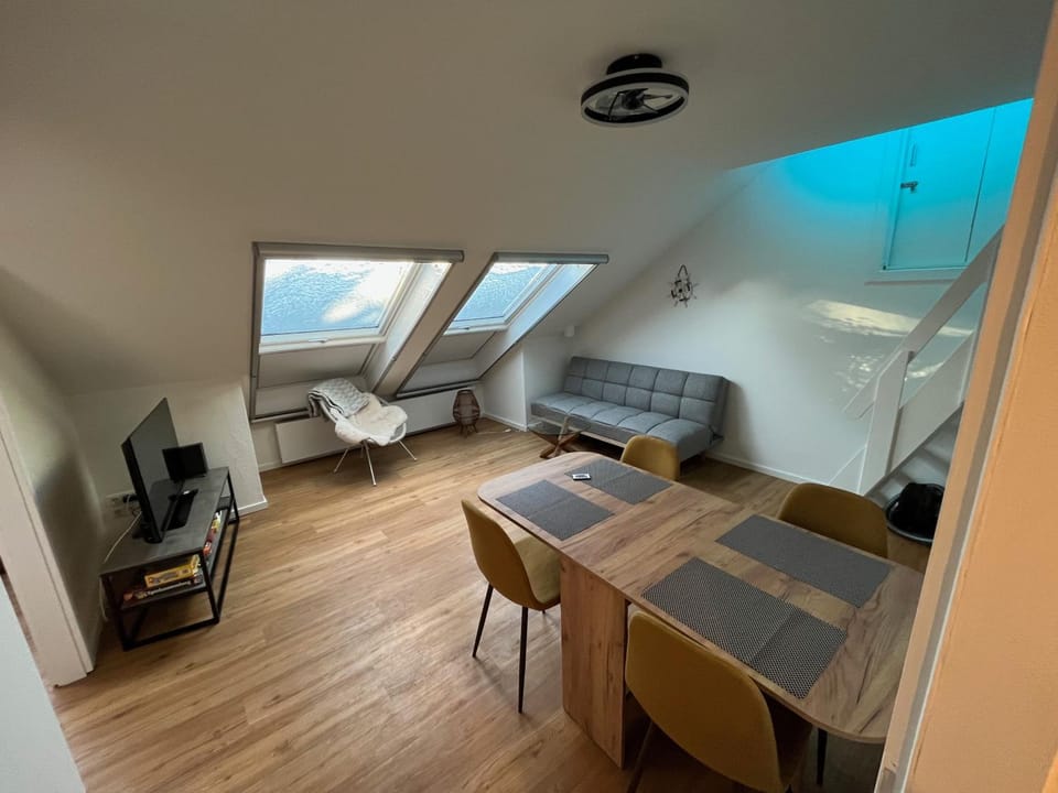 TV and multimedia, Living room, Seating area, Dining area