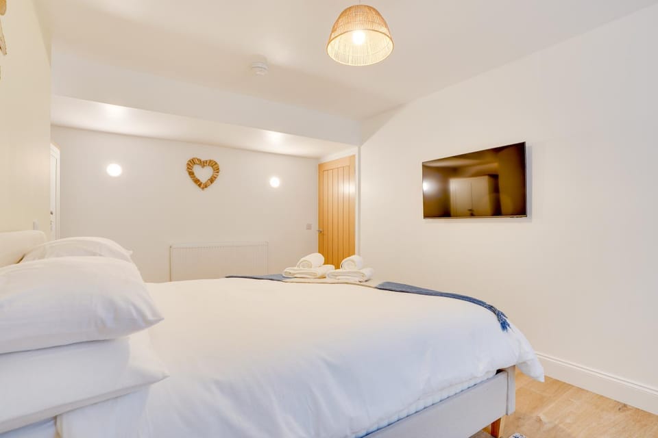 Bed, TV and multimedia, Bedroom