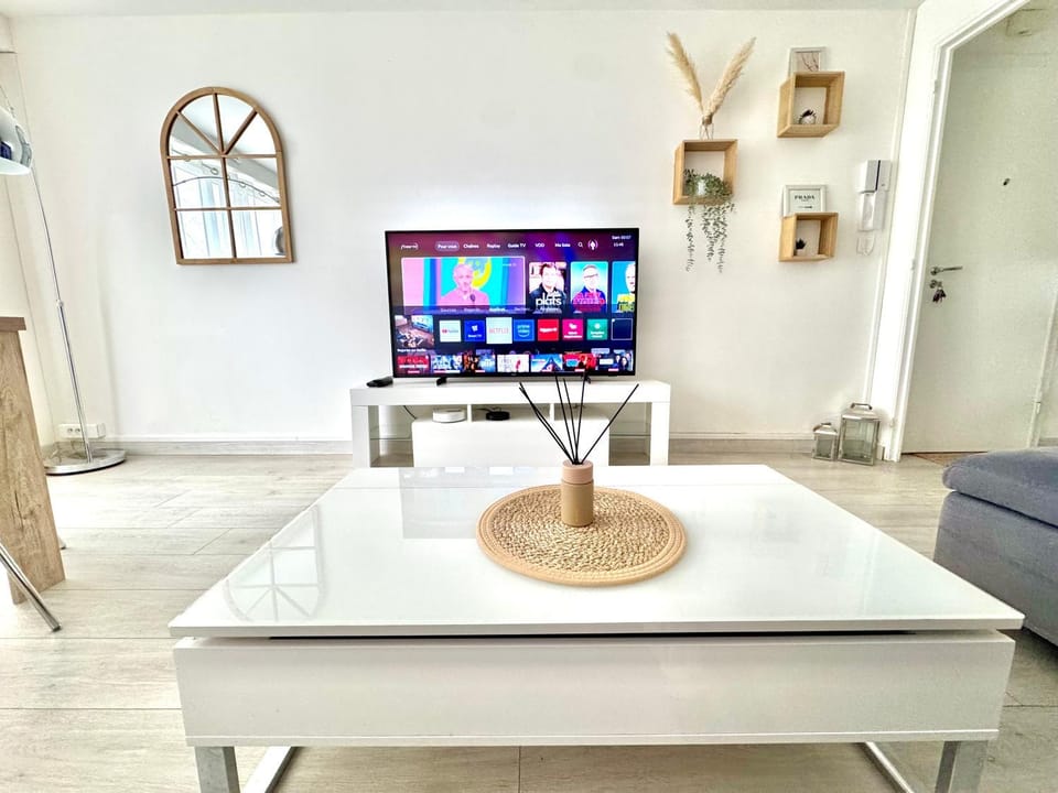 Communal lounge/ TV room, Living room, Seating area