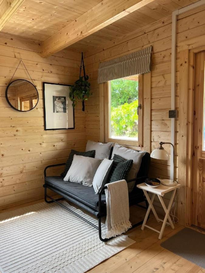 Scandi-Style Cabin in Bideford Private Parking Cabin in Bideford