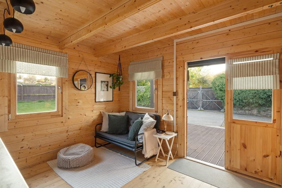 Scandi-Style Cabin in Bideford Private Parking Cabin in Bideford