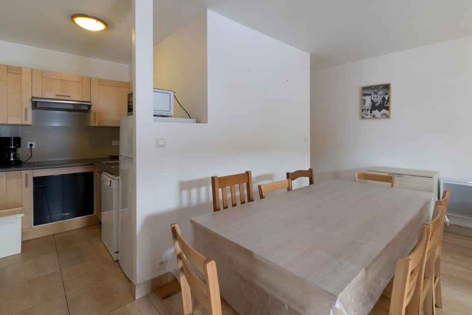 Property building, Kitchen or kitchenette, Living room