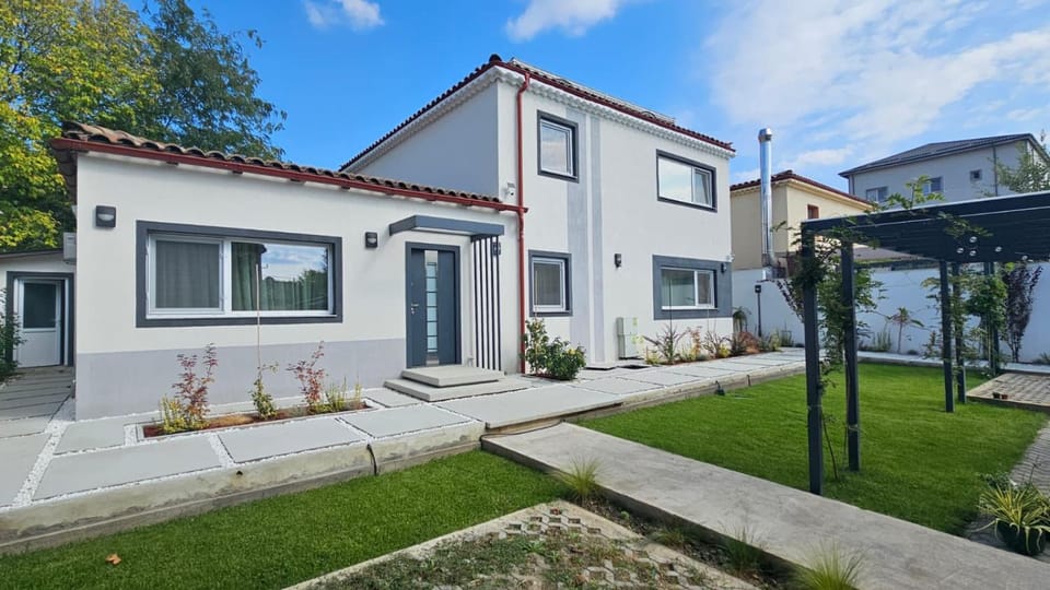 Property building, Day, Garden