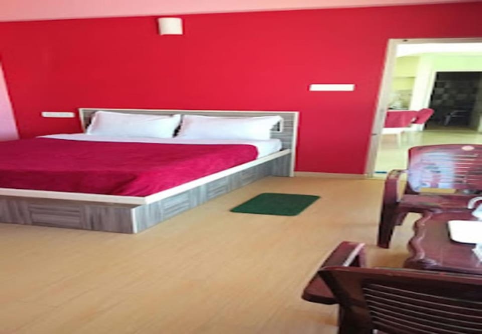 Bed, TV and multimedia, Living room, Photo of the whole room, Seating area, Bedroom