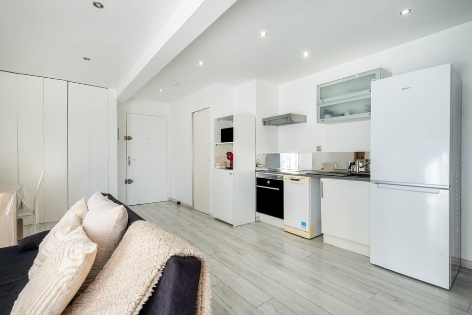 Property building, Kitchen or kitchenette, Living room
