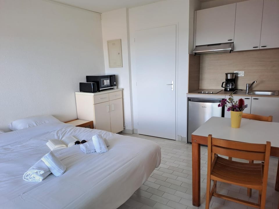 Kitchen or kitchenette, Bedroom
