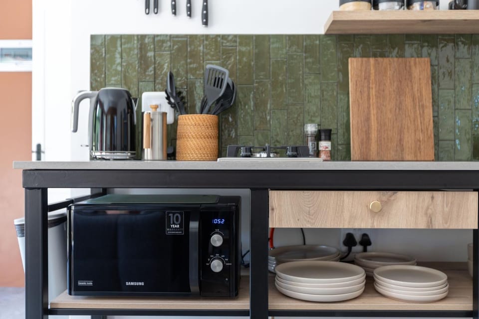 Coffee/tea facilities, Kitchen or kitchenette, microwave, stove, toaster