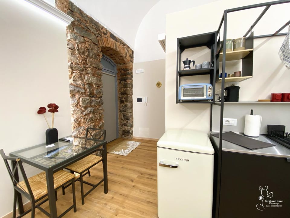 Facade/entrance, Kitchen or kitchenette, Dining area