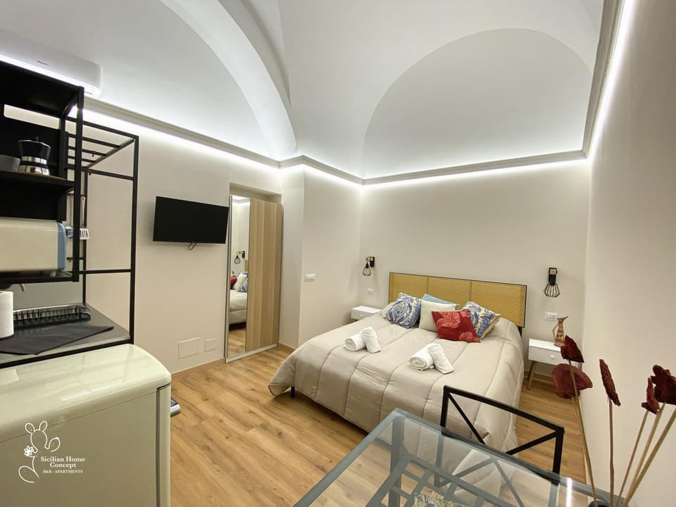 Bed, Dining area, Bedroom