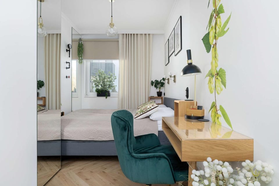 Bed, Seating area, Bedroom