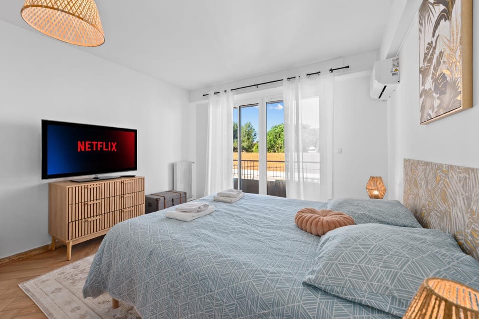 Bed, TV and multimedia, Photo of the whole room, towels