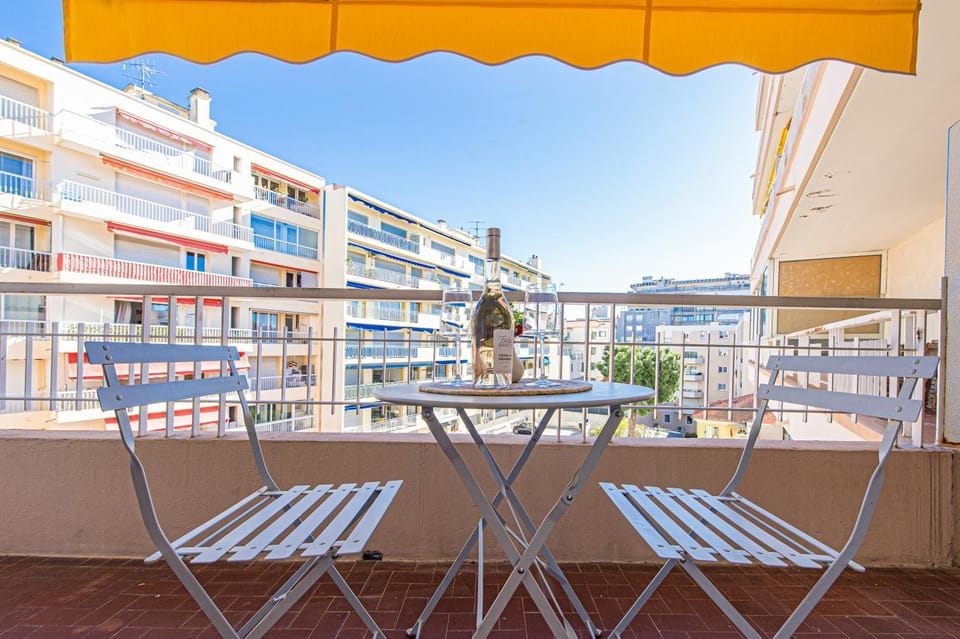 Day, View (from property/room), Balcony/Terrace, Dining area, City view