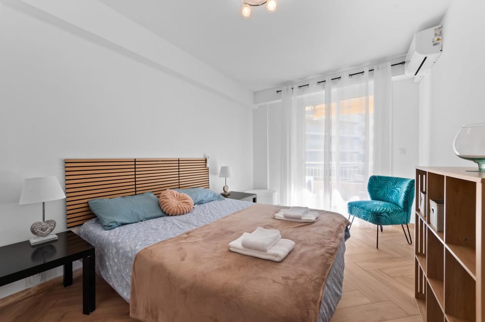 Bed, Photo of the whole room, Bedroom, heating, towels, air conditioner