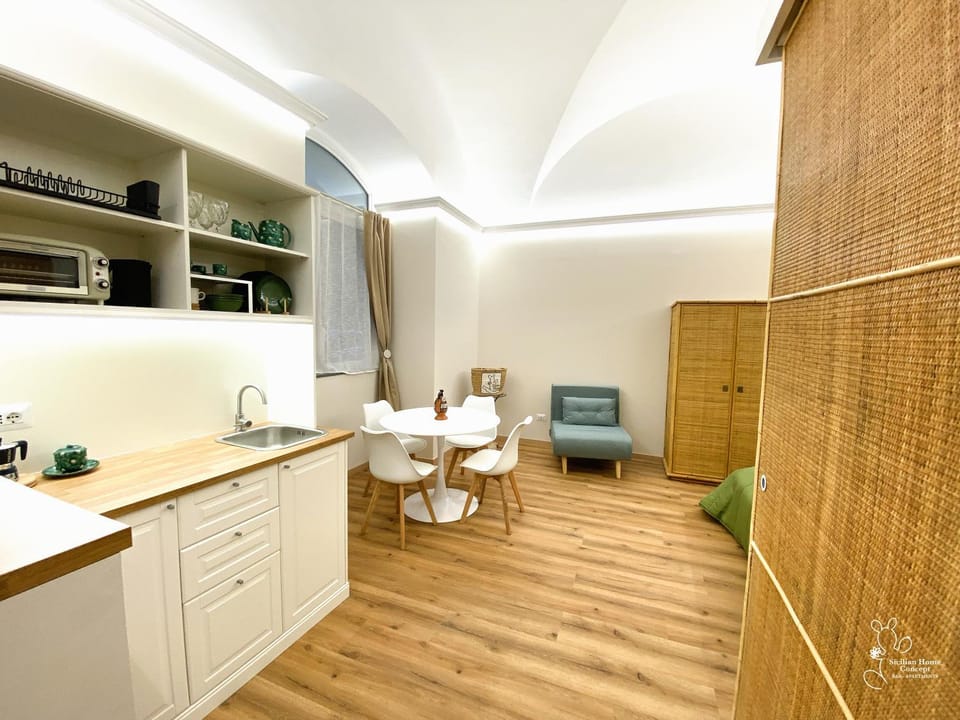 Kitchen or kitchenette, Dining area, stove