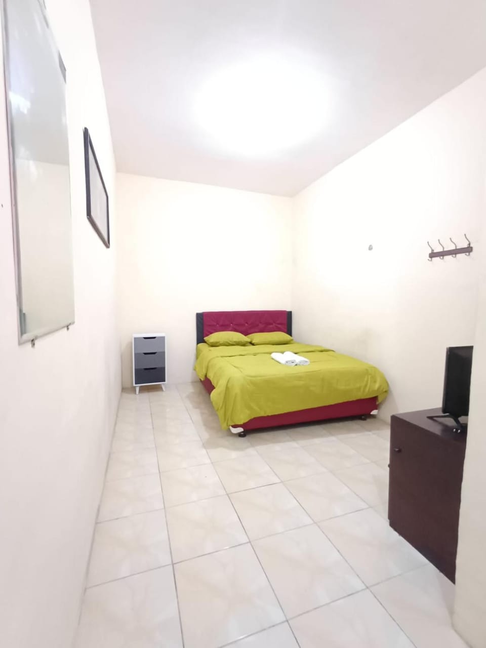 Bed, TV and multimedia, Photo of the whole room, Bedroom