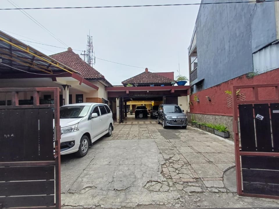 Property building, Day, Neighbourhood, Street view, Location, Parking