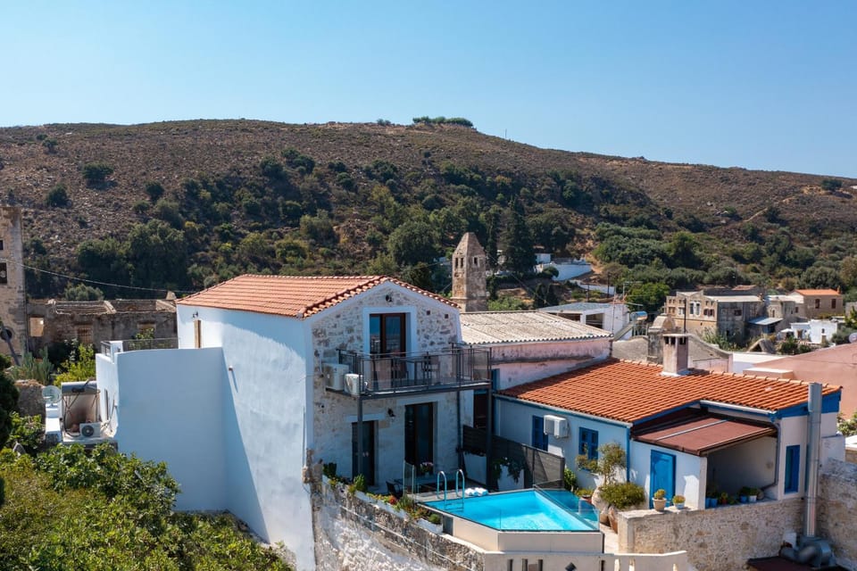 Property building, Off site, Natural landscape, Mountain view, Pool view, Swimming pool