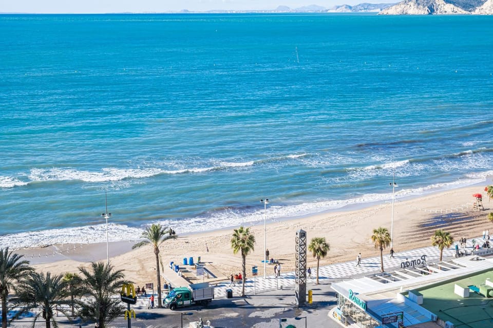 Nearby landmark, Off site, Day, Neighbourhood, Natural landscape, Beach, City view, Mountain view, Sea view, Location