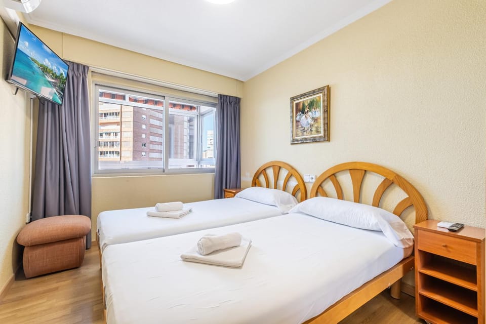 Bed, TV and multimedia, Bedroom, towels