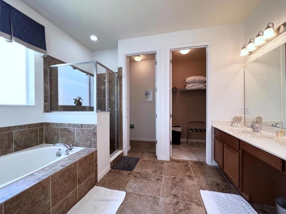 Lakeside 5 Bed Pool Spa and Game Room home House in Loughman