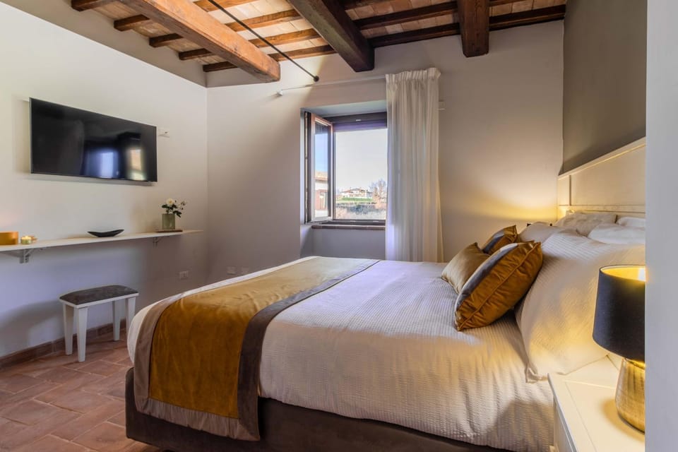 Bed, TV and multimedia, Photo of the whole room, Bedroom
