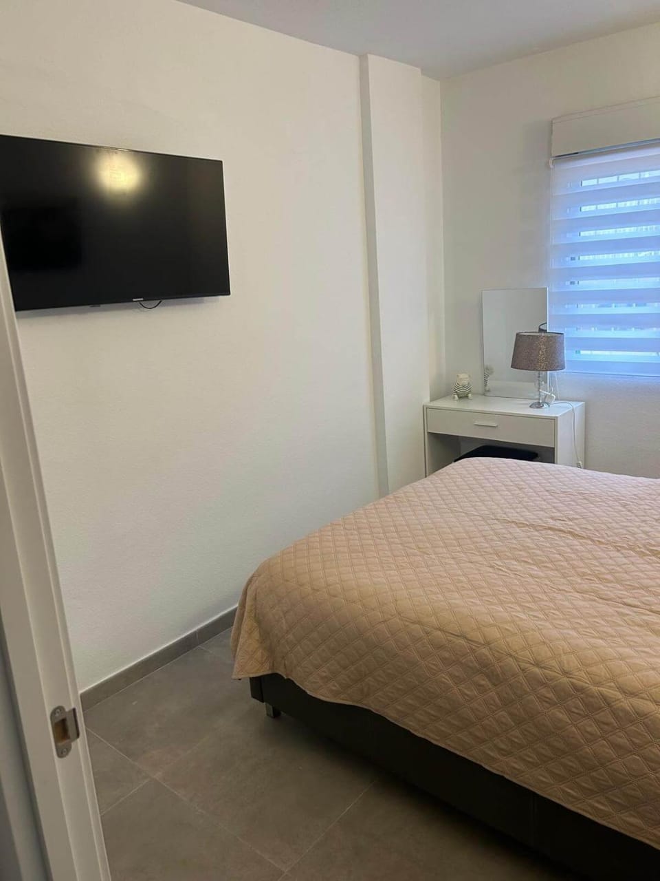Bed, TV and multimedia, Bedroom