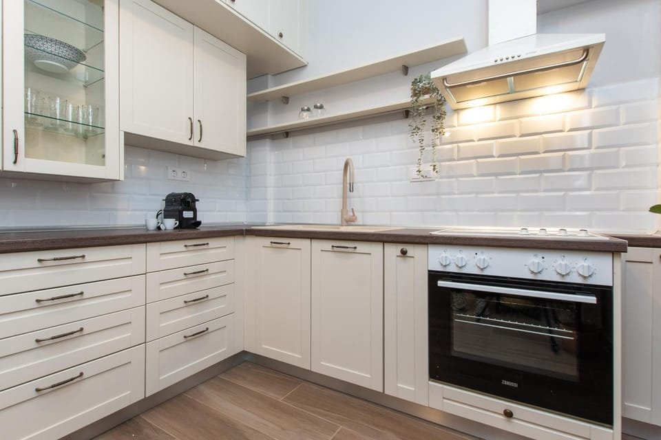 Coffee/tea facilities, oven, kitchen