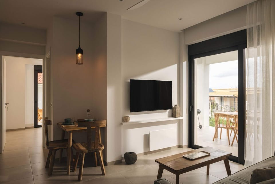 TV and multimedia, Living room, Seating area, Dining area