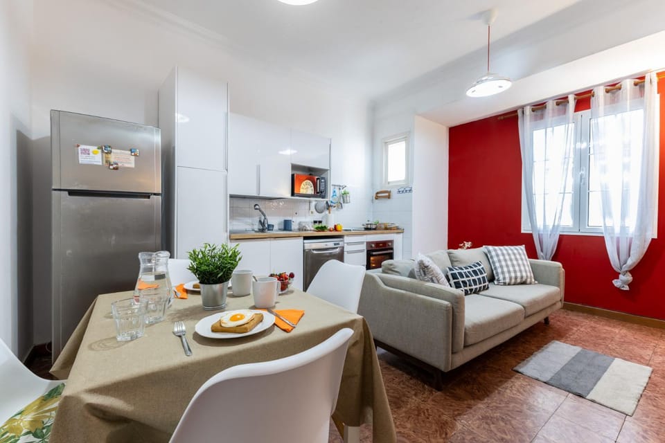 Kitchen or kitchenette, Living room, Seating area, Dining area, oven