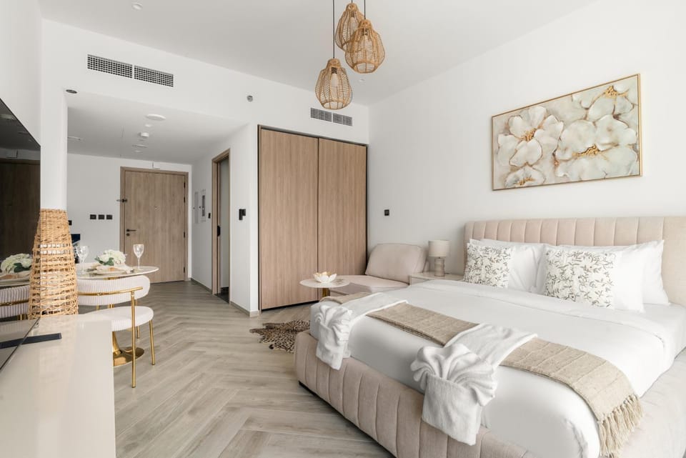Bed, Living room, Photo of the whole room, Seating area, Bedroom, towels, wardrobe, air conditioner