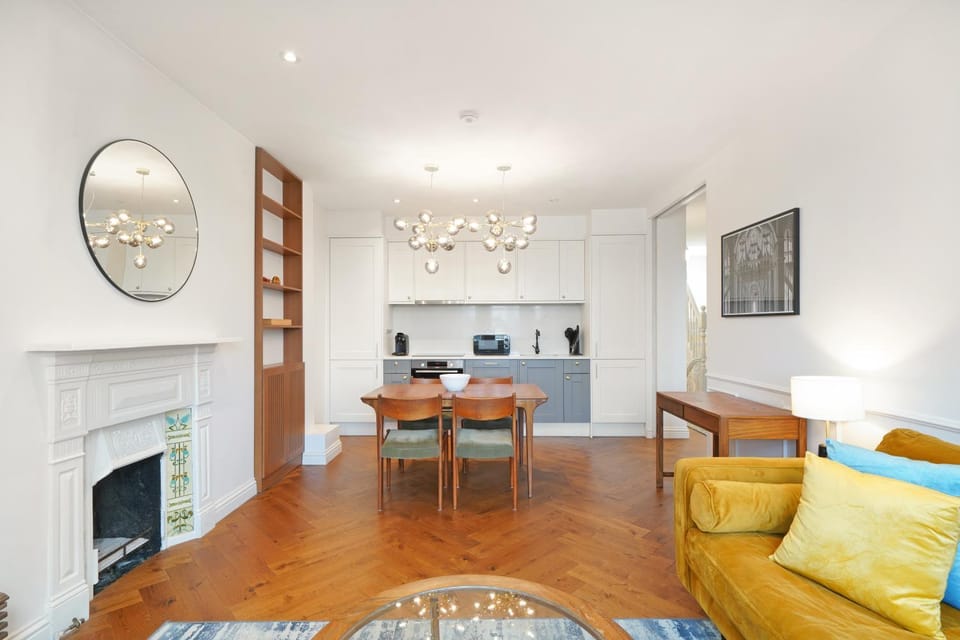 Kitchen or kitchenette, Living room, Seating area, Dining area