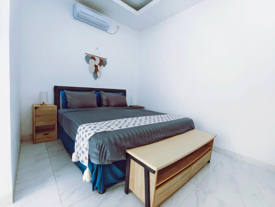 Bed, Photo of the whole room, Bedroom, air conditioner