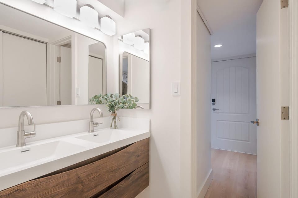 New Ski-in Ski-out 1 BR with Resort Amenities House in Snowmass Village