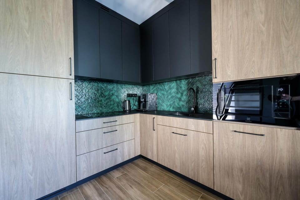 Coffee/tea facilities, Kitchen or kitchenette, oven, stove