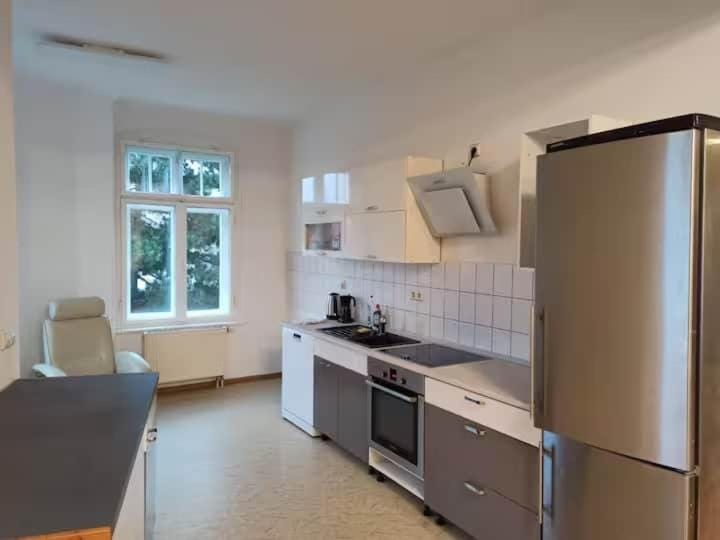Kitchen or kitchenette, dishwasher, stove