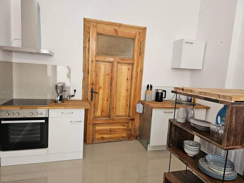 Coffee/tea facilities, Kitchen or kitchenette, dishwasher, stove