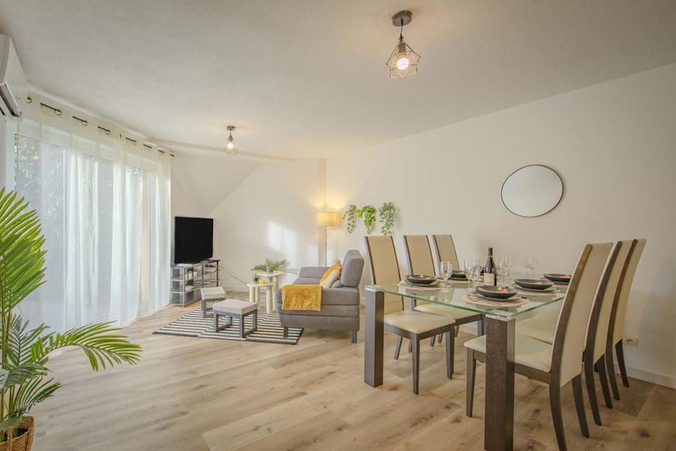 TV and multimedia, Living room, Dining area