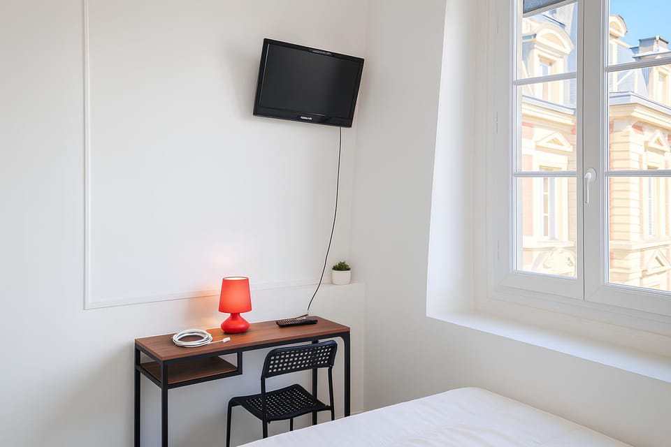 Bed, TV and multimedia, Photo of the whole room, Bedroom, City view, heating, internet