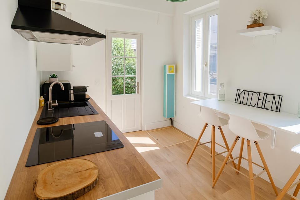 Coffee/tea facilities, Dining area, Communal kitchen, microwave, stove, toaster