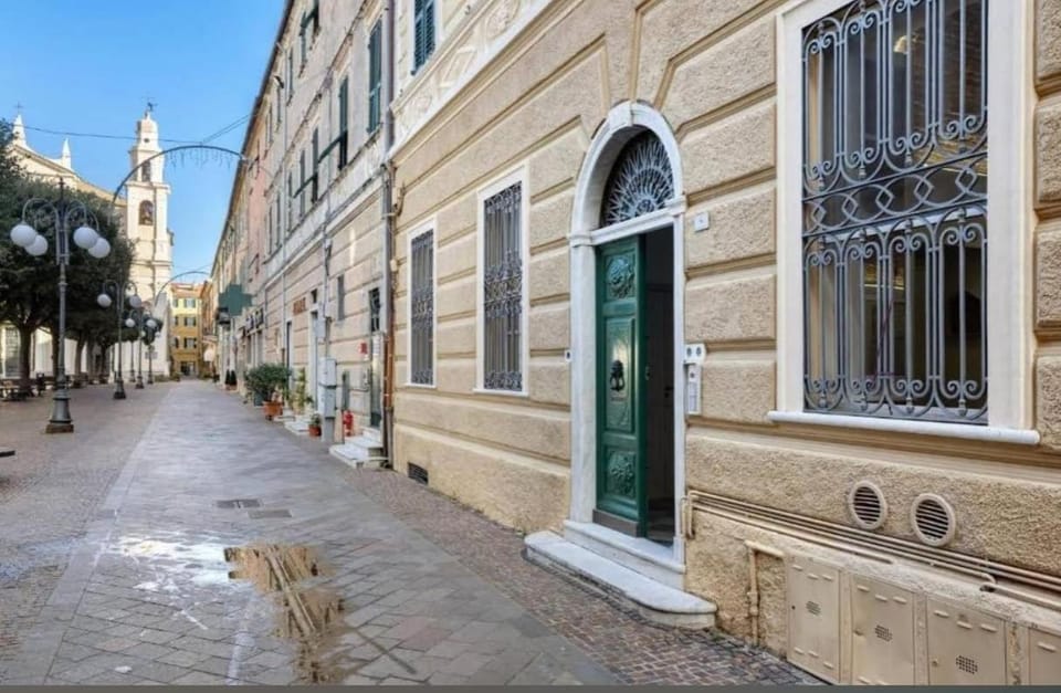 Property building, Neighbourhood, Location