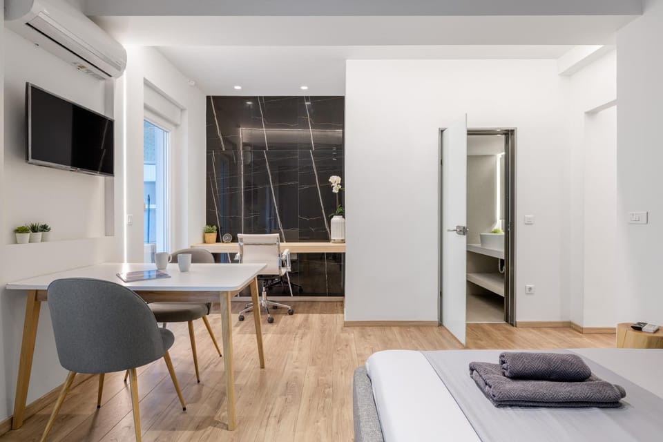 Bed, TV and multimedia, Dining area, towels