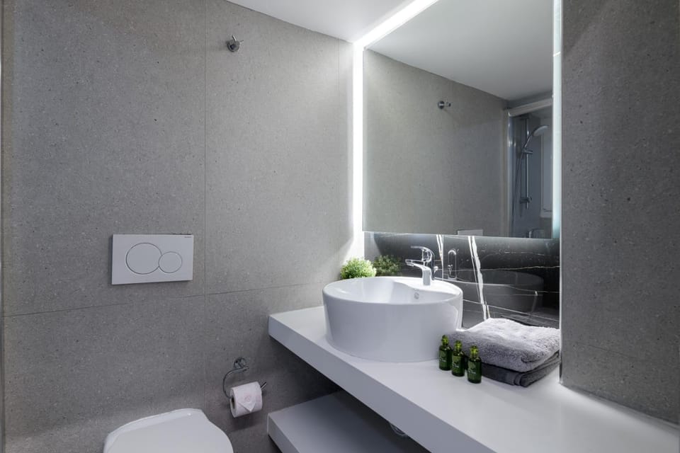 Shower, Toilet, Bathroom, towels
