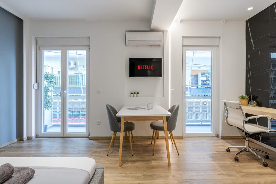 Bed, Photo of the whole room, Dining area, air conditioner
