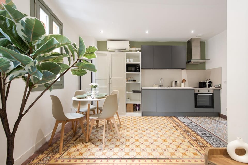 Coffee/tea facilities, Kitchen or kitchenette, Dining area, dishwasher, microwave, oven, stove, toaster, air conditioner