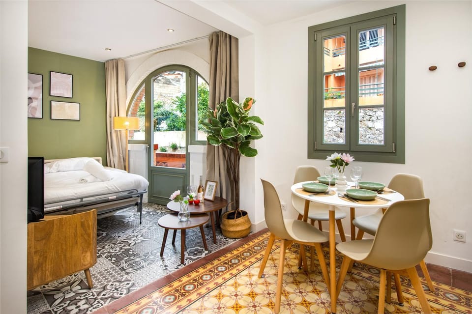 Bed, Balcony/Terrace, Living room, Seating area, Dining area, Bedroom