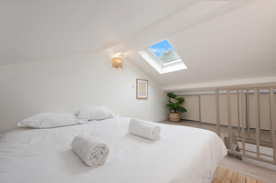 Bed, Photo of the whole room, Bedroom, towels